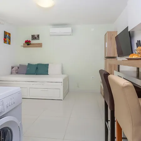 Апартаменты 1 Bedroom Lovely In *